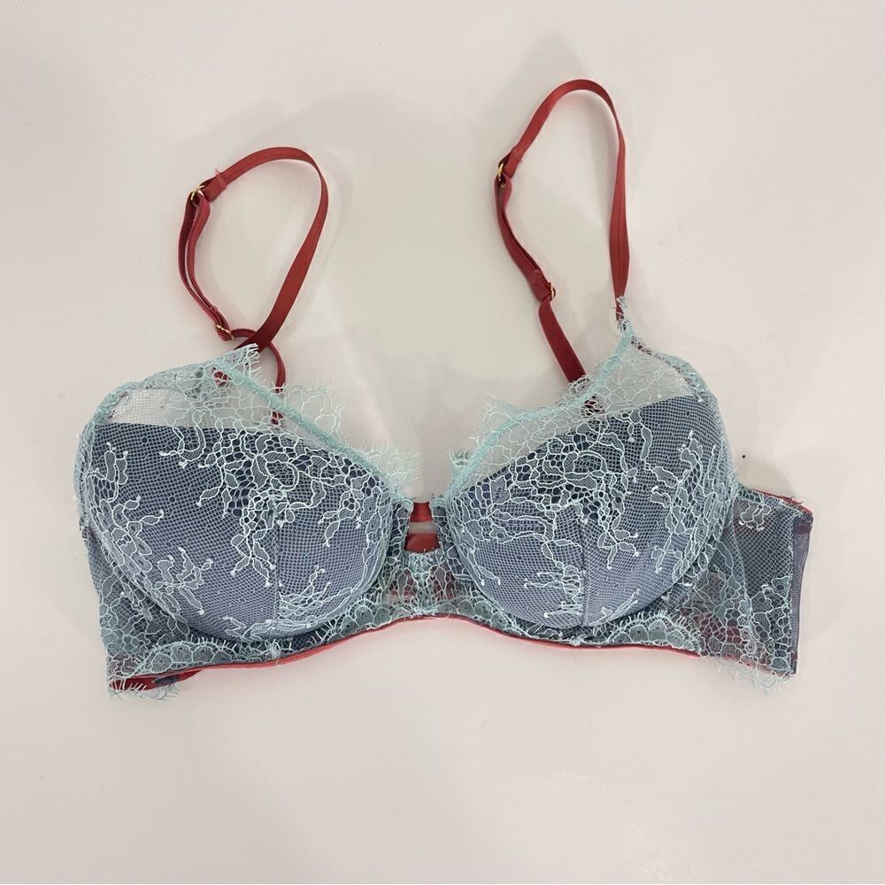 Victoria’s Secret Light Blue Lace‎ Lined Plunge Bra size 32C